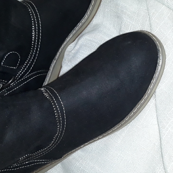 White Mountain black faux fur lined lace up boots. Size 8. - Picture 2 of 13